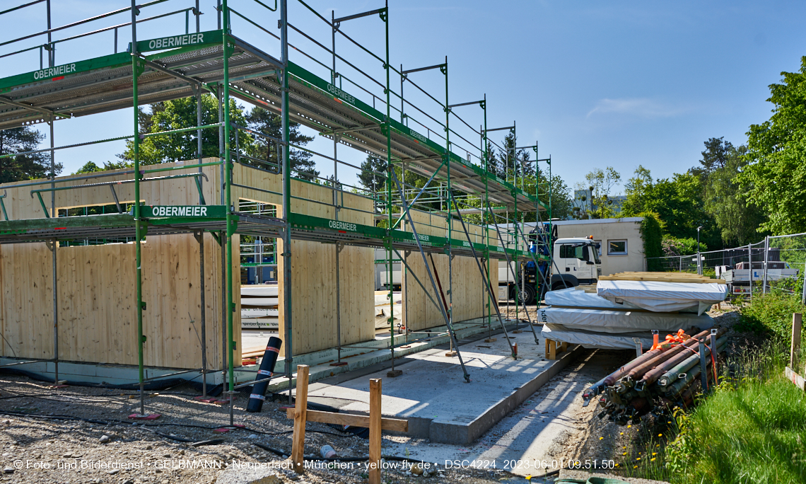 01.06.2023 - Neue Holzwände für das Haus für Kinder in Neuperlach in München